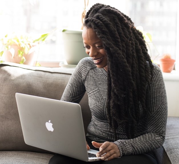 vrouw doet social media werkzaamheden op haar laptop