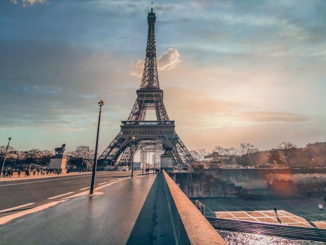 De wereldberoemde Eiffeltoren in Parijs werd maandag gesloten vanwege een staking van het personeel, dat protesteerde tegen het financiële beheer van het monument. Volgens de vakbonden CGT en FO is er onenigheid over de bezoekersaantallen en de onderhoudskosten, wat leidde tot de tweede staking in korte tijd. De vakbonden hebben aangegeven dat de exploitant van de Eiffeltoren onrealistische verwachtingen heeft over het aantal bezoekers, terwijl de geschatte kosten voor onderhoud te laag zijn. Deze financiële geschillen hebben geleid tot ontevredenheid onder het personeel, resulterend in de sluiting van de toren. De duur van de staking blijft onzeker en bezoekers worden geadviseerd hun bezoek uit te stellen. De Eiffeltoren staat onder financiële druk De Eiffeltoren verwelkomt jaarlijks bijna zeven miljoen bezoekers, waarvan het merendeel uit andere landen komt. Ondanks deze indrukwekkende bezoekersaantallen lijkt de financiële situatie van de Eiffeltoren onder druk te staan. Vakbonden, waaronder CGT en FO, hebben de aandacht gevestigd op de noodzaak van realistische financiële eisen om zowel het voortbestaan van dit historische monument als het bedrijf dat de exploitatie verzorgt, te waarborgen. De nadruk wordt gelegd op het belang van een evenwichtige benadering om zowel de belangen van de werknemers als de toekomst van de Eiffeltoren te beschermen. Kosten voor noodzakelijk onderhoud onderschat De zorgen van de vakbonden richten zich op de manier waarop de exploitant van de Eiffeltoren financiële prognoses maakt. Volgens CGT en FO houdt de exploitant geen realistische rekening met de werkelijke bezoekersaantallen en onderschat deze de kosten voor noodzakelijk onderhoud. Deze zorgen hebben ertoe geleid dat het personeel in staking is gegaan, waarbij de Eiffeltoren gesloten blijft voor het publiek. De vakbonden roepen in een gezamenlijke verklaring het gemeentebestuur van Parijs op om redelijk te zijn in financiële onderhandelingen om zo de toekomst van het monument veilig te stellen. Bezoek uitstellen vanwege staking Deze recente staking is niet de eerste; op 27 december van het vorige jaar, ter gelegenheid van de honderdste sterfdag van ingenieur Gustave Eiffel, legde het personeel ook al het werk neer. Deze opeenvolgende stakingen benadrukken de aanhoudende bezorgdheid over de financiële gezondheid van de Eiffeltoren en de ontevredenheid van het personeel. De exploitant van de Eiffeltoren adviseert bezoekers die al een ticket hebben gekocht om hun bezoek uit te stellen vanwege de staking. De exacte duur van de staking is onduidelijk en zal waarschijnlijk afhangen van de uitkomst van de onderhandelingen tussen de vakbonden en de exploitant. Herhaaldelijke onvrede in Frankrijk De staking bij de Eiffeltoren is niet het eerste arbeidsconflict in Frankrijk en weerspiegelt een bredere trend van vakbondsacties en protesten in het land. Werknemers in verschillende sectoren hebben herhaaldelijk hun onvrede geuit over arbeidsomstandigheden, lonen en arbeidsrechten. Deze stakingen roepen vragen op over de relatie tussen werkgevers en werknemers in Frankrijk en wijzen op de voortdurende uitdagingen op het gebied van arbeidsverhoudingen. Naast de specifieke situatie bij de Eiffeltoren is het interessant om te kijken naar bredere trends in Frankrijk met betrekking tot arbeid en economie. Hoe past deze staking in het grotere plaatje van de economische uitdagingen waarmee Frankrijk wordt geconfronteerd? Welke rol speelt de Franse overheid in het beheer van dergelijke arbeidsconflicten en wat zijn de verwachtingen voor de toekomst? Het gebruik van hr-software wordt steeds relevanter in het beheer van arbeidsrelaties en conflicten. Moderne tools kunnen helpen bij het stroomlijnen van communicatie tussen werkgevers en werknemers, het in kaart brengen van arbeidsvoorwaarden en het verbeteren van de algehele arbeidservaring. In hoeverre kunnen dergelijke technologische oplossingen bijdragen aan het verminderen van arbeidsconflicten in Frankrijk? De staking bij de Eiffeltoren is niet alleen een lokaal incident maar werpt ook een breder licht op de uitdagingen waarmee de Franse arbeidsmarkt wordt geconfronteerd. Het is een herinnering aan de complexiteit van het beheer van cultureel belangrijke instellingen in een tijd van economische onzekerheid. Bovendien biedt het de gelegenheid om na te denken over moderne oplossingen, zoals hr-software, om arbeidsconflicten effectiever aan te pakken en de werkomgeving te verbeteren.