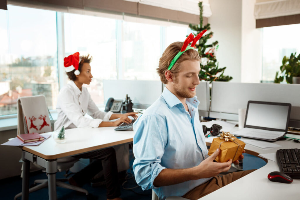 Kantooromgeving waar medewerkers verantwoorde relatiegeschenken uitwisselen tijdens de feestdagen