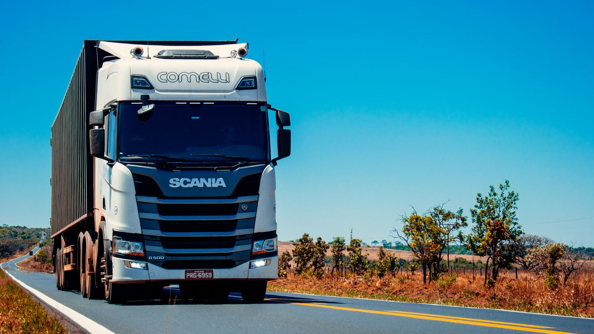 Moderne vrachtwagen op een rustige snelweg, symbool voor een carrière als chauffeur met vrijheid en verantwoordelijkheid