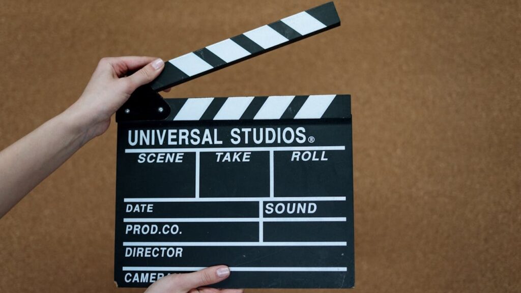 Filmklapper in handen, symbool voor creatieve videoproductie met Sora