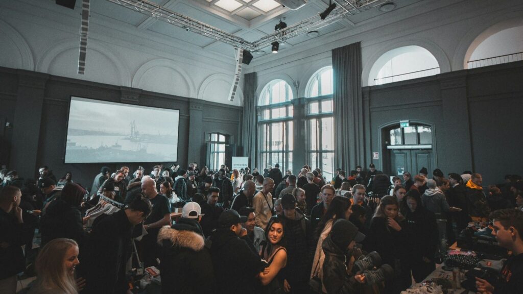 Drukke evenementenzaal waar AI bezoekersstromen kan sturen