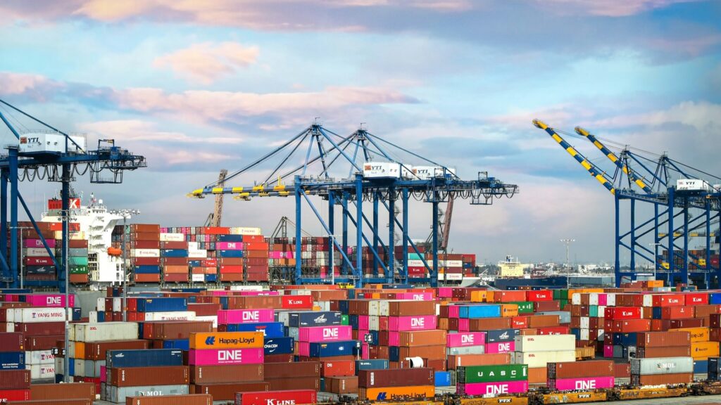 Grote containerschipterminal vol gekleurde containers, essentieel voor webshop logistiek