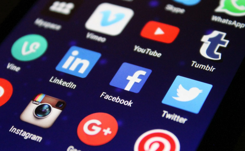 Close-up van smartphone met populaire socialmedia-apps als Facebook, LinkedIn en Instagram op het scherm.