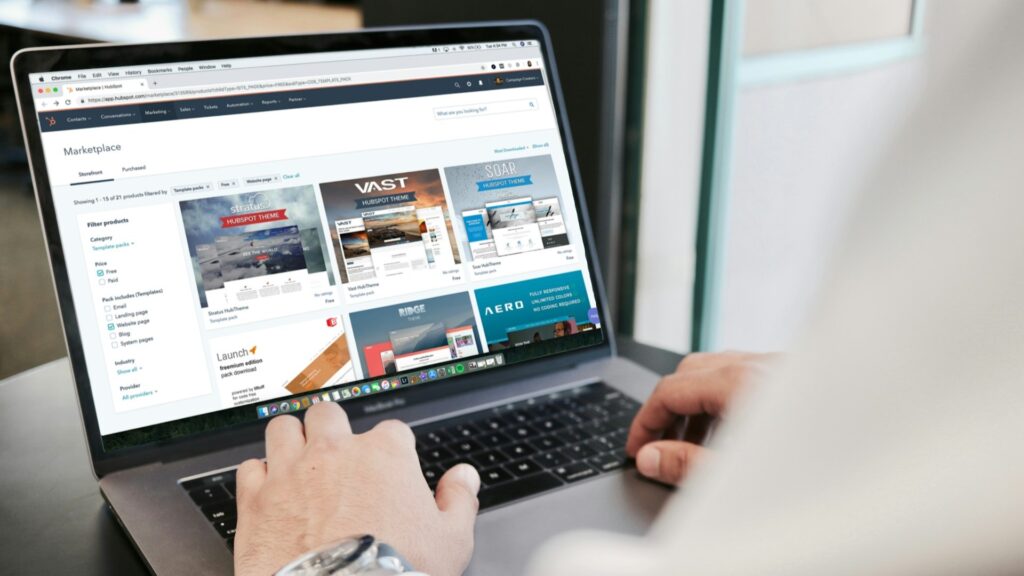 Man bekijkt digitale producten in een online marketplace, relevant voor consumentenrecht bij online aankopen.

