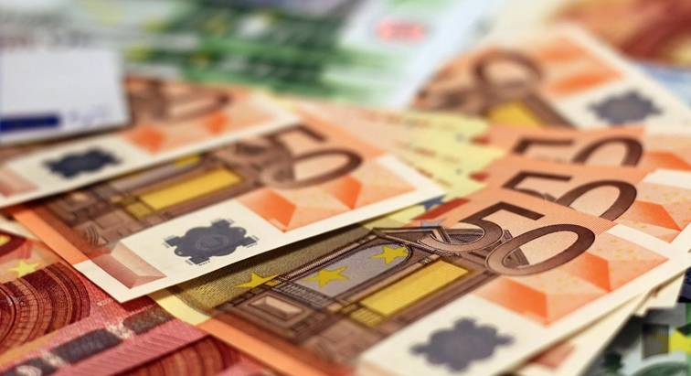 Stapel biljetten van vijftig euro als voorbeeld van contant geld in omloop