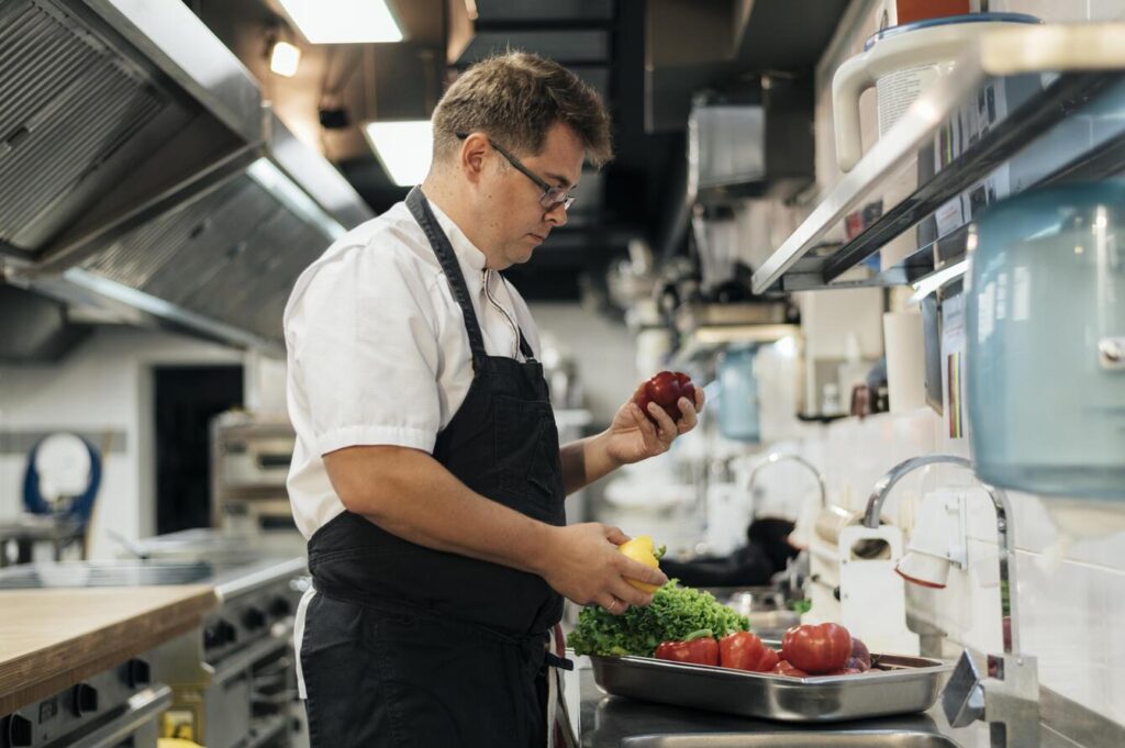 Kok die in de keuken zijn ingrediënten aan het controleren is.