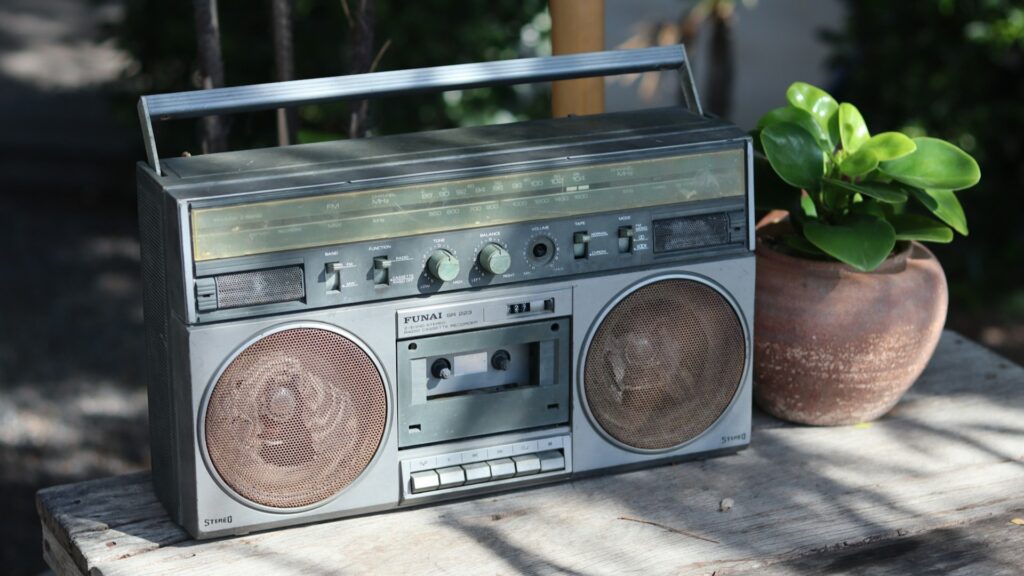 Retro radio met FM-tuner op tafel, contrast met moderne DAB+ digitale radio voor stabiele eventaudio