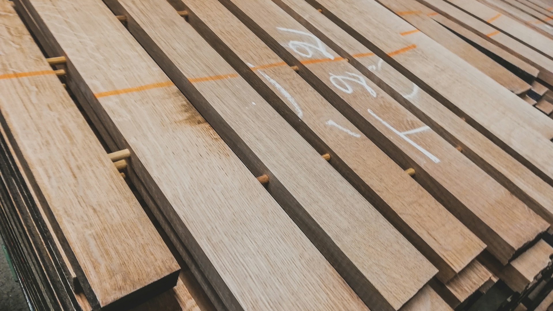 Eiken pvc vloeren met v-groef planken gestapeld met zichtbare houtstructuur en subtiele kleurnuances