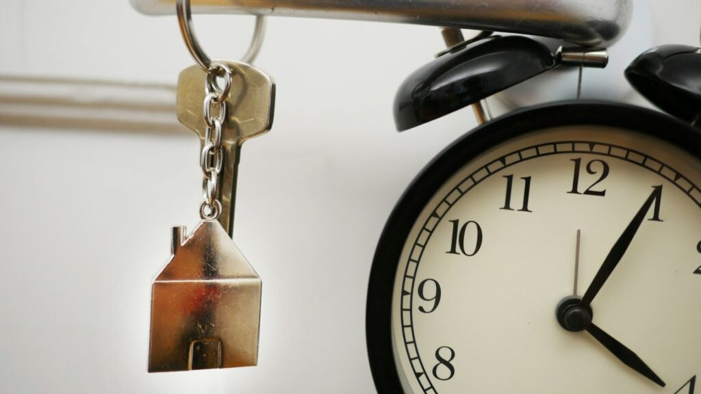 Slotenmaker situatie met sleutels en klok die tijdsdruk en snelle hulp bij buitensluiting symboliseert