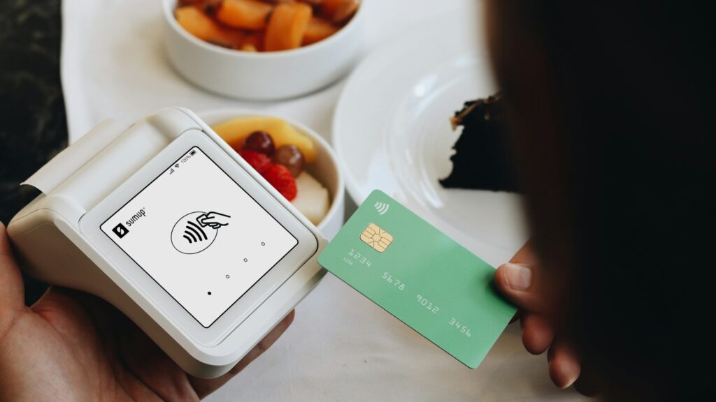 Contactloos betalen in restaurant ondersteunt personeelstekort horeca en snelle service