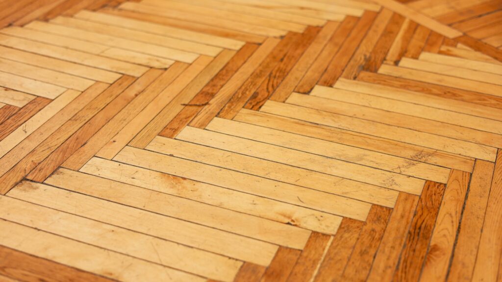 Eiken pvc vloeren met v-groef in visgraatpatroon met warme tinten en duidelijk plankcontrast