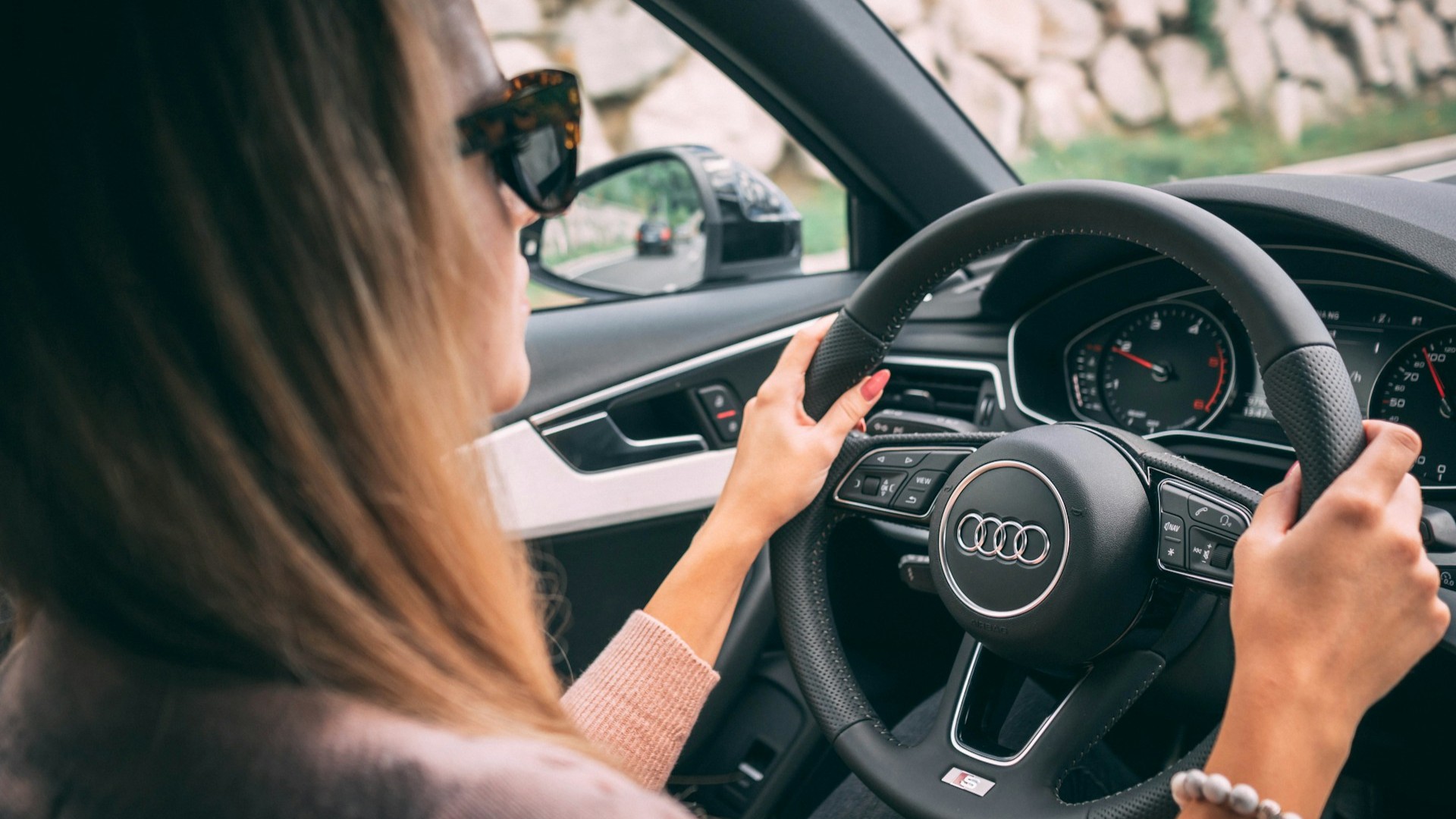 4x4-onderdelen in gebruik tijdens rijden met focus op stuur, dashboard en controle over het voertuig