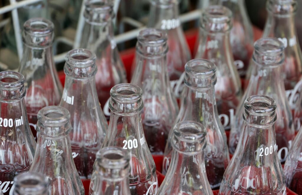 lege colaflesjes in een krat