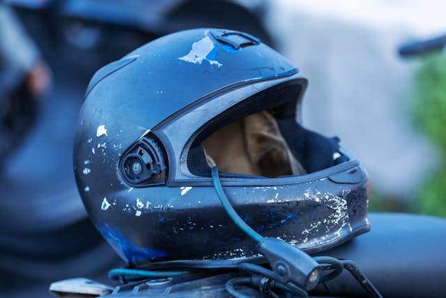 Je motorhelm vervangen na een val, ook zonder zichtbare schade