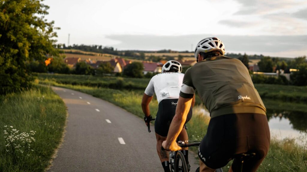 Fietsers rijden over een landelijk fietspad tijdens een tocht met de elektrische fiets