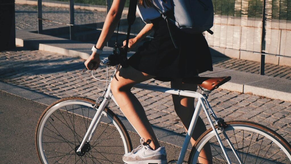 Persoon fietst door de stad op een elektrische fiets tijdens dagelijks woon-werkverkeer