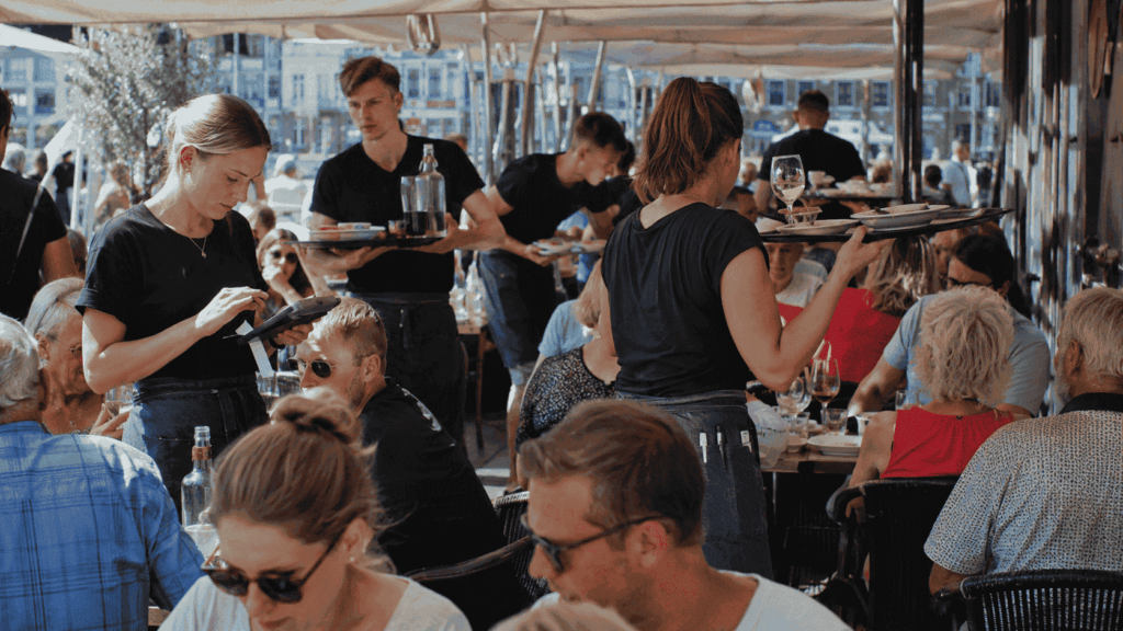 Topdrukte op een terras