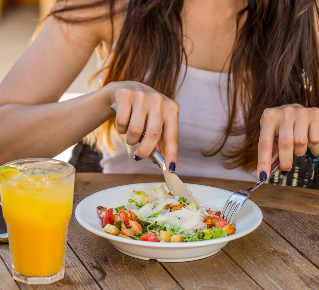 vrouw eet gezonde salade
